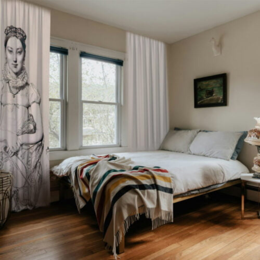 Komplet zasłon z portretem Mademoiselle Jeanne Hayard z 1815 roku, autorstwa francuskiego artysty, Jeana Auguste Dominique Ingresa.